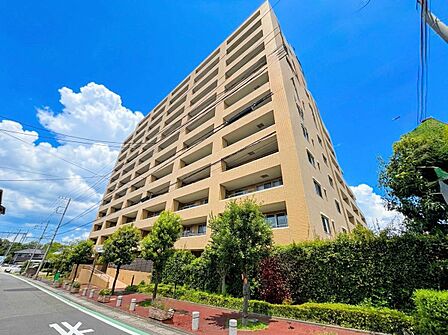 宮原駅まで徒歩17分、東宮原駅まで徒歩7分の立地。南西向きにつき陽当り良好。