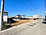 外観：前面道路南東6ｍにつき開放感ある売地。(令和8年10月撮影)