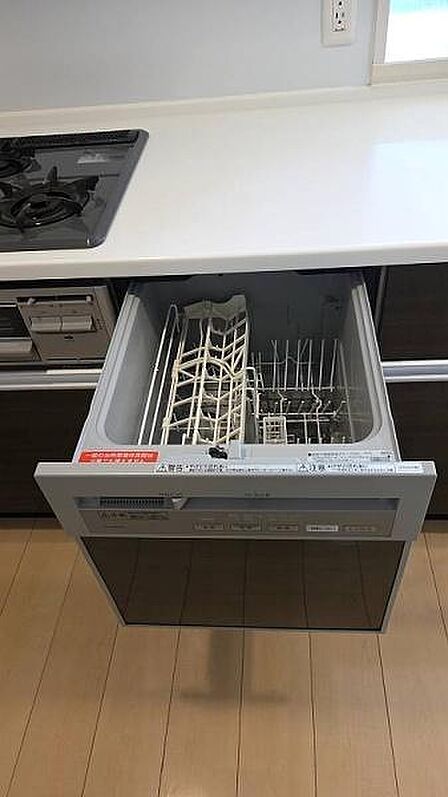 食洗機付きシステムキッチンで家事が楽になります。