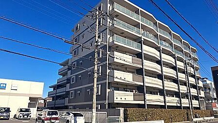 近隣に商業施設が豊富で生活便利です。バス便も豊富で駅までのアクセスも良好。
