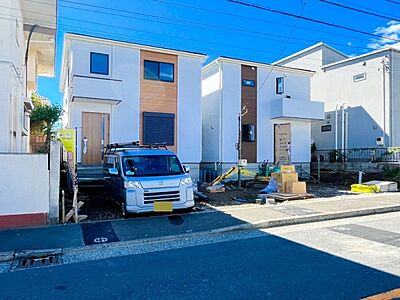 外観：カースペース2台完備しています。前面道路とフラットなカースペースなので、ストレスなく駐車していただけます。