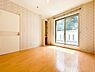 寝室：【Private room】  居室となる空間には毎日しっかりと光が差し込みます。勉強にお仕事にリラックスに充実した自分の時間をお過ごし下さい。