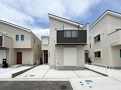 外観:ここから始まる「日常」はご家族にとって大切で貴重な時間。少しでも豊かに、少しでも快適に。そんな想いから生まれた本邸宅は、これから先のお住まいをきっと支えてくれるはずです。 外観:ここから始まる「日常」はご家族にとって大切で貴重な時間。少しでも豊かに、少しでも快適に。そんな想いから生まれた本邸宅は、これから先のお住まいをきっと支えてくれるはずです。