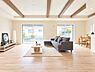 リビング/ダイニング：優しい色合いのフローリングと建具。やわらかな日差しがくつろぎの空間を演出します。