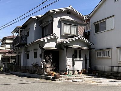 外観:北西角地の開放感を活かした住まい。陽当たり・通風・眺望に恵まれた立地で、平成28年に耐震診断・全面リフォーム済の安心感もうれしいポイントです。 外観:北西角地の開放感を活かした住まい。陽当たり・通風・眺望に恵まれた立地で、平成28年に耐震診断・全面リフォーム済の安心感もうれしいポイントです。