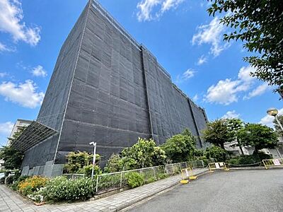 外観：阪急「水無瀬」駅徒歩5分の好立地。現在、マンション大規模修繕工事実施中です。