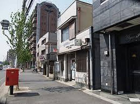 京都御所ノ内郵便局まで912m