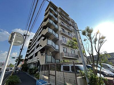 外観:バルコニーが特徴的な造りになっている外観です。明るい日差しが差し込む建物全体が印象的です。しっかりとした構造を感じさせる安心感があります。周辺には木々も配置されており雰囲気が整っています。 外観:バルコニーが特徴的な造りになっている外観です。明るい日差しが差し込む建物全体が印象的です。しっかりとした構造を感じさせる安心感があります。周辺には木々も配置されており雰囲気が整っています。