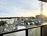 その他：開放感のあるバルコニーからの現地からの眺望です。都市の景色を一望でき朝や夕方には柔らかな光が広がります。住宅街や商業施設が見渡せる環境です。遠くまで見通せる視界の良さが特徴です。