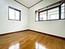 子供部屋：二面に窓があり採光が十分に確保された子供部屋です。明るい床と壁面で清潔感を感じられます。木目調の床が温かみを演出しています。シンプルなデザインでレイアウトの自由度も高そうです。