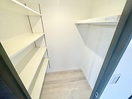 ゆったりとした収納スペースが用意されているため整理整頓しやすい環境です。オープン棚で物の出し入れがしやすく可動式なので高さの調整も可能です。清潔感ある空間でさまざまな用途にお使いいただけます。