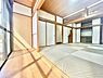 和室：明るい光が差し込む和室です。広々とした空間が広がり収納が充実しています。畳のデザインも特徴的で落ち着いた雰囲気を演出しています。引き戸や障子の造りが和の趣を感じさせます。