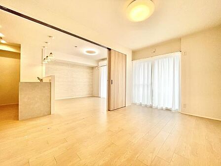 明るい色合いのフローリングが特徴的な子供部屋です。大きな窓から自然光がたっぷりと入ります。可動式の間仕切りを開閉することで空間の使い方を調整できます。
