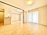 子供部屋：明るい色合いのフローリングが特徴的な子供部屋です。大きな窓から自然光がたっぷりと入ります。可動式の間仕切りを開閉することで空間の使い方を調整できます。
