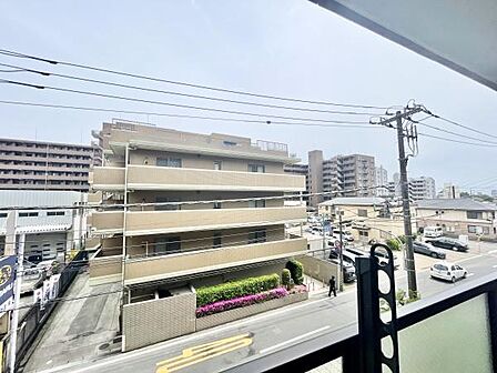 バルコニーからは周囲の住宅や道路が見渡せる眺望です。明るい空が広がり開放感を感じられる立地です。周囲の建物や街並みをしっかりと確認できます。遮るものが少なく外の様子をしっかりと把握できます。