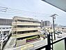 その他：バルコニーからは周囲の住宅や道路が見渡せる眺望です。明るい空が広がり開放感を感じられる立地です。周囲の建物や街並みをしっかりと確認できます。遮るものが少なく外の様子をしっかりと把握できます。