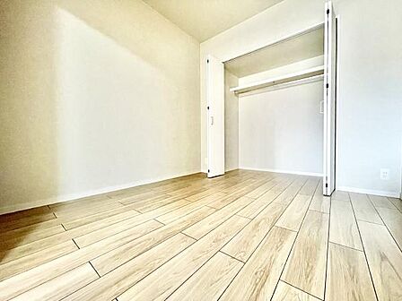 明るい色味のフローリングが特徴的な子供部屋です。クローゼットは奥行きがあり便利です。壁の色合いも落ち着いていて収納スペースがしっかりと確保されています。室内はすっきりとした印象です。