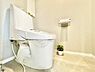 トイレ：白を基調とした清潔感のあるトイレです。手入れのしやすい床材が採用されています。スペースにゆとりがあるため使いやすい印象です。壁にリモコンが設置されておりスッキリとしたデザインです。