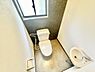 トイレ：窓が設置されているため換気がしやすいトイレです。壁面のアクセントクロスが特徴的な空間となっています。手洗い器も備え付けられており使い勝手が良いです。床材もお手入れがしやすい素材が使用されています。