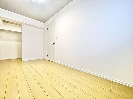 シンプルで落ち着いた雰囲気の洋室です。壁や床も明るい色合いで清潔感があります。収納スペースも備わっておりすっきりとした空間になっています。レイアウトがしやすい長方形の間取りです。