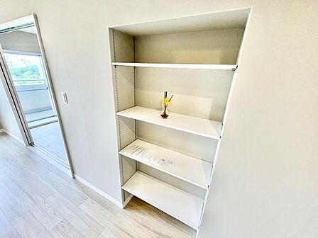 壁面にすっきりと設けられた収納スペースはシンプルなデザインで室内に溶け込みます。奥行きがあり様々なアイテムの整理に適しています。可動式の棚板で高さ調整が可能です。