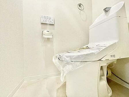 清潔感のある空間が印象的なトイレです。壁付きの操作パネルが設置されており機能的な設備が整っています。床や壁面も明るく清掃がしやすい仕様になっています。新しさを感じられるトイレです。