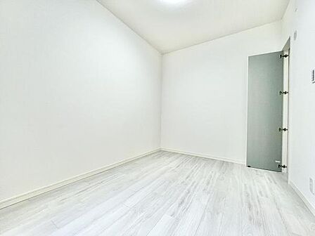明るい色調のフローリングが印象的な洋室です。シンプルな内装で多様なインテリアに対応しやすい空間です。天井も高めで圧迫感が少なくゆとりを感じられます。