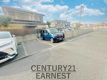 広々とした駐車スペースが確保されています。舗装されたきれいな駐車場なので安心してご利用いただけます。住宅街に隣接しているため使い勝手も良好です。明るい場所に位置しているので夜間の出入りも便利です。