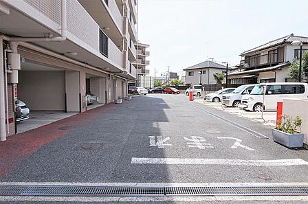 マンション敷地内に広々とした駐車場スペースがあります。平置きタイプで入出庫がしやすい造りです。敷地内には屋根付きの駐車スペースも設けられています。来客用のスペースも確認できます。
