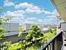 その他：バルコニーからの現地眺望は開放感があり青空と緑が広がっています。視界を遮る建物が少なく日差しをしっかり感じられます。空と緑のコントラストが爽やかな印象を与えます。周囲の景色を楽しみながら過ごせます。