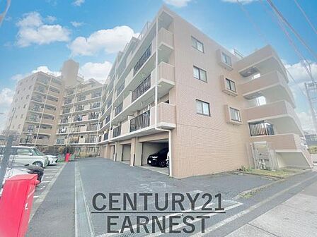 明るい外観が特徴的なマンションです。安心感のあるしっかりとした造りが感じられます。複数階建てで様々なライフスタイルに対応可能です。広めの駐車スペースも備わっています。暮らしやすさを重視した設計です。