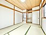 和室：畳と木材が調和した和室です。押入れ収納が備わっておりすっきりとした空間が広がります。天井や壁にも和の雰囲気が感じられ窓からの明るい光が差し込みます。清潔感のある内装がポイントです。
