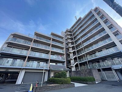 外観：ガラス手すりが印象的な外観で清潔感が感じられます。エントランス周辺は整備が行き届いており建物全体がしっかりとした造りです。共用部分も広めに設計されていますので開放的な雰囲気です。