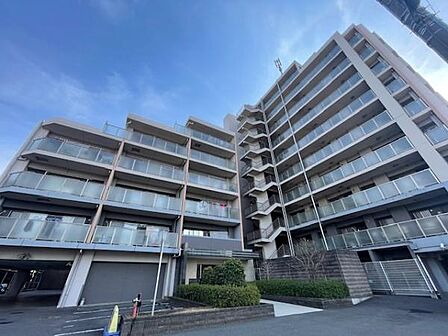 ガラス手すりが印象的な外観で清潔感が感じられます。エントランス周辺は整備が行き届いており建物全体がしっかりとした造りです。共用部分も広めに設計されていますので開放的な雰囲気です。