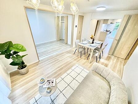 明るい色合いの床と壁が空間を広く見せ清潔感のある雰囲気です。家具の配置がバランス良く動線も確保されています。観葉植物がアクセントとなりさりげない彩りをプラスしています。