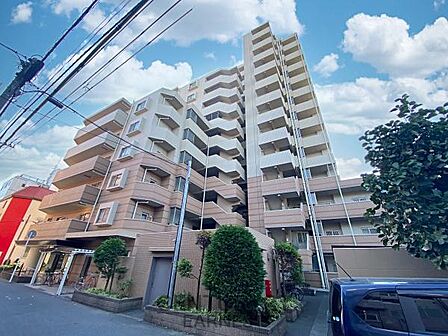 落ち着いた色調の外観が魅力的なマンションです。バルコニーが各住戸に設けられており開放感があります。植栽が丁寧に手入れされており清潔感が感じられます。建物全体がしっかりとした造りです。