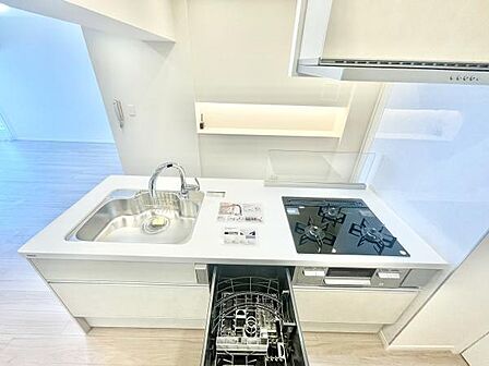 スタイリッシュなデザインのキッチンは食器洗浄機や3口ガスコンロなど使いやすさに配慮された設備が整っています。広々としたシンクと手元のスペースが毎日の調理を快適にサポートします。