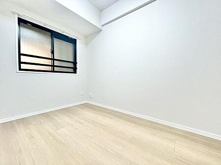明るいフローリングが印象的な子供部屋です。シンプルな内装で様々な家具を配置しやすい空間となっています。窓からやわらかな自然光が差し込み快適に過ごせます。壁面もすっきりとまとまっています。