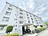 その他：明るい外観が印象的な集合住宅です。自転車置き場が設けられており便利に利用できます。敷地内には緑もあり清潔感があります。建物のメンテナンスも行き届いています。窓が多く全体的にすっきりとしたデザインです。
