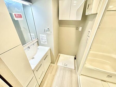 清潔感のある洗面台・洗面所です。収納スペースも充実しており使い勝手を考えたレイアウトです。明るい照明が手元をしっかり照らしてくれます。独立した洗面スペースが快適です。
