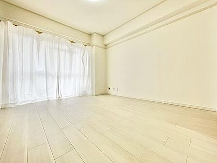 明るい色合いのフローリングが全体をやさしい雰囲気に演出しています。大きな窓から自然光がたっぷり差し込み開放感を感じられる寝室です。