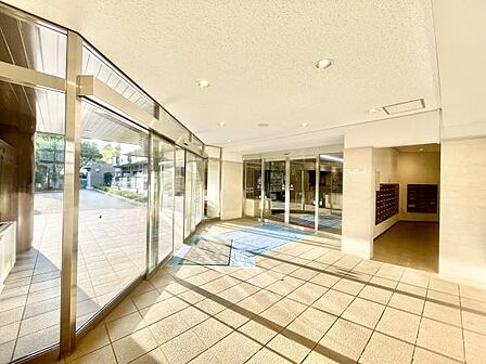 ガラス張りのロビーは明るい光が差し込み開放感があります。広々とした空間が快適な印象です。落ち着いた雰囲気で清潔感も魅力です。郵便受けも設置されており利便性が感じられます。