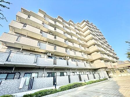 陽当たりの良い外観が印象的なマンションです。全体的に明るく開放感のある雰囲気が感じられます。バルコニーも多数設けられており住戸ごとにゆとりのある構造です。