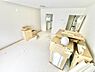 リビング/ダイニング：※リフォーム中　明るい色合いのフローリングがリビング全体に広がります。開放感のある空間で奥にはキッチンが見えます。シンプルな壁面で自由なレイアウトが楽しめます。