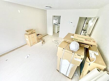 ※リフォーム中 明るい色合いのフローリングがリビング全体に広がります。開放感のある空間で奥にはキッチンが見えます。シンプルな壁面で自由なレイアウトが楽しめます。