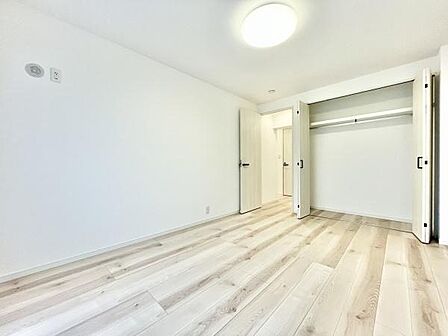 明るさを感じる床と白を基調とした壁がすっきりとした印象を与えます。収納スペースも広く整理整頓に便利です。シンプルな内装なので家具の配置もしやすいです。お子様の成長に合わせた使い方が可能です。