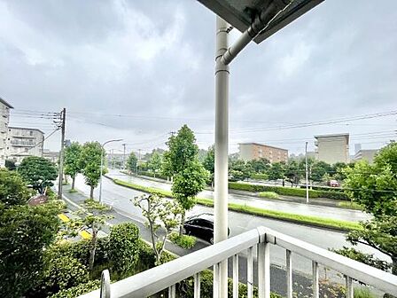 開放感ある視界が広がる現地からの眺望です。道路や緑の植栽が整っており街並みも見渡せます。遠くまで見渡せる環境で視界が抜けています。バルコニーからの景色が屋外空間を演出しています。