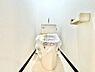 トイレ：清潔感のある内装で明るい空間のトイレです。シンプルなデザインが採用されていて使いやすさが感じられます。ペーパーホルダーも壁面に設置されておりスペースが有効に使われています。