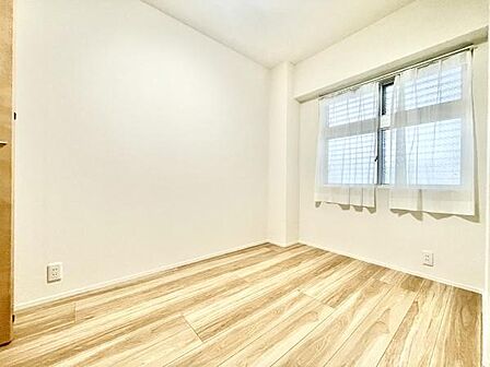 明るい光が差し込む子供部屋です。シンプルな内装でアレンジしやすい空間となっています。窓からの自然な光を感じられるので毎日を快適に過ごせます。木目調の床が温かみを演出しています。