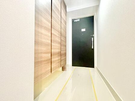 清潔感のある白を基調とした玄関です。収納スペースがしっかり設けられています。シンプルなデザインで様々なインテリアに対応しやすいです。玄関スペースが明るく保たれています。